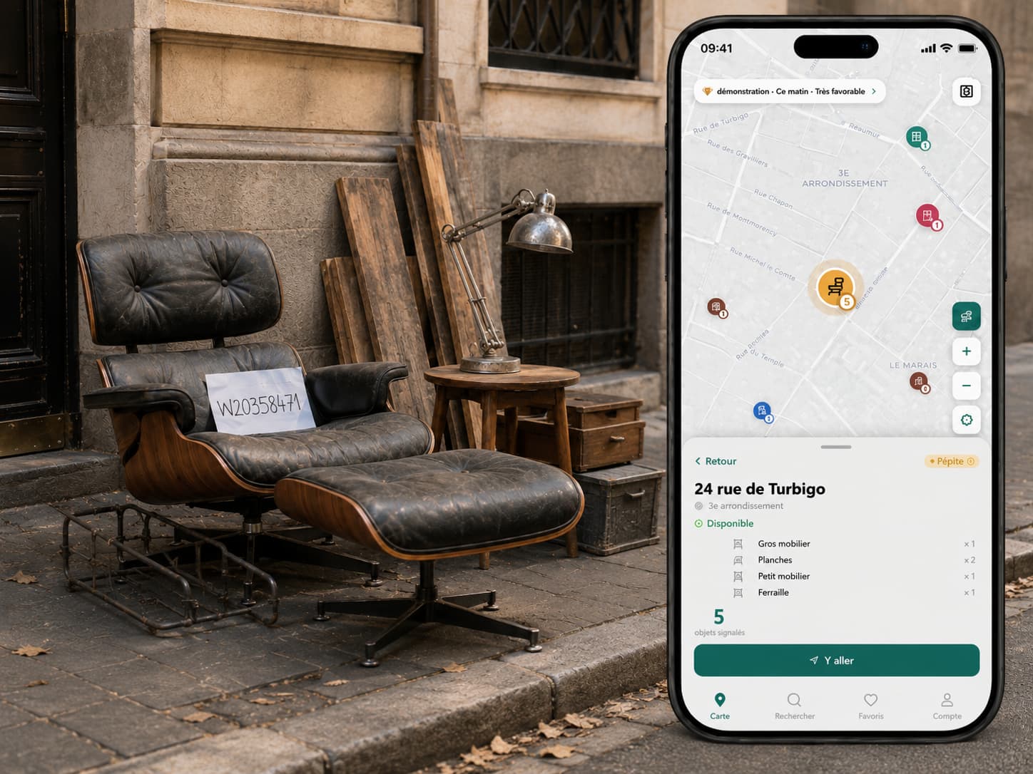 Un fauteuil et un meuble récupérables sur un trottoir parisien, à côté de la carte des encombrants ouverte sur un smartphone